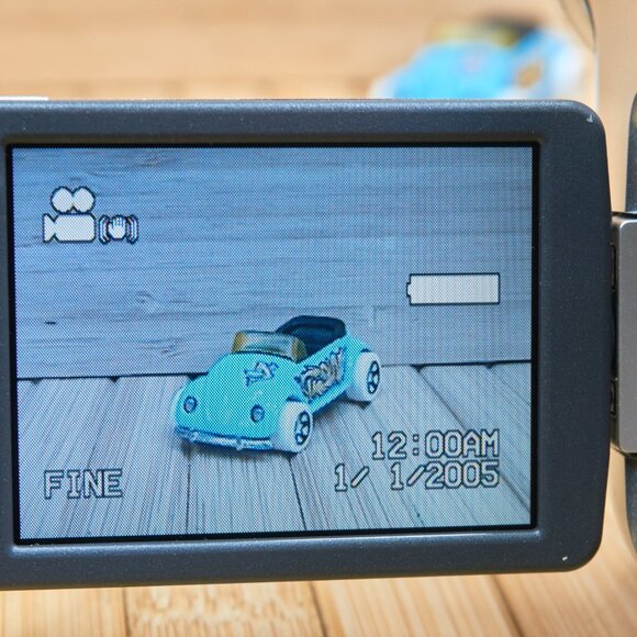 Hitachi DZ-MV730A DVD Handycam Camcorder, 16 Optical Zoom, Made in Japan - Picture 7 of 10